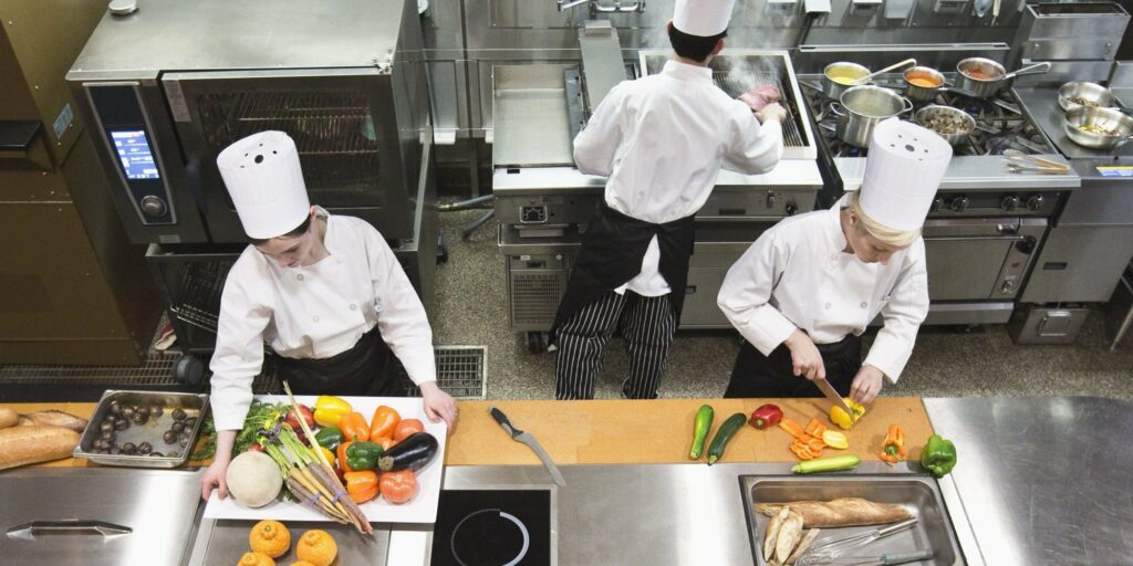 Como os riscos afetam a saúde do trabalhador na cozinha industrial?